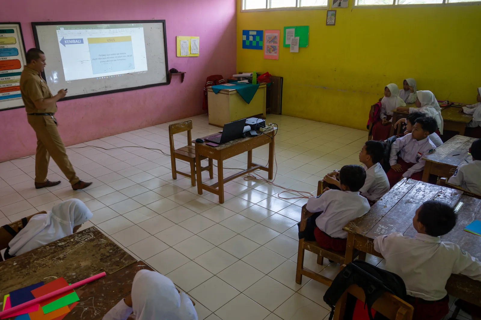 Guru Perlu Menulis Artikel Jurnal: Manfaat dan Cara Mulai